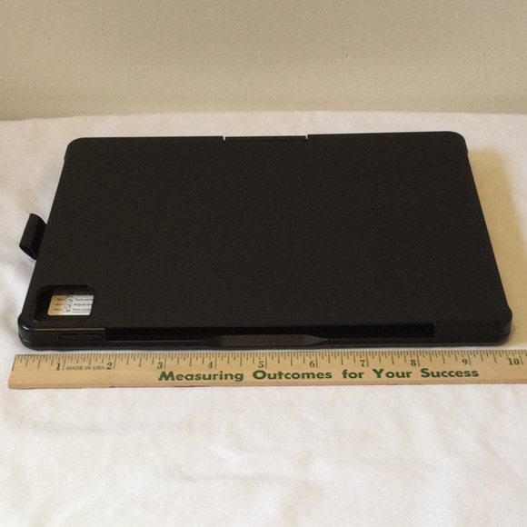 BABG iPad Case with Keyboard (2022) - Picture 9 of 11